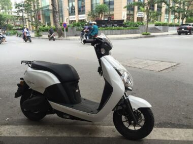 Wuyang Honda Prinz V SUN V2 e scooter color white 五羊 本田 净原V2 Hanoi Vietnam xe may dien Hoang Thanh Plaza IMG 0984