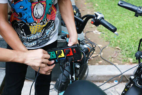 sac xe dien bi nong ac quy 1